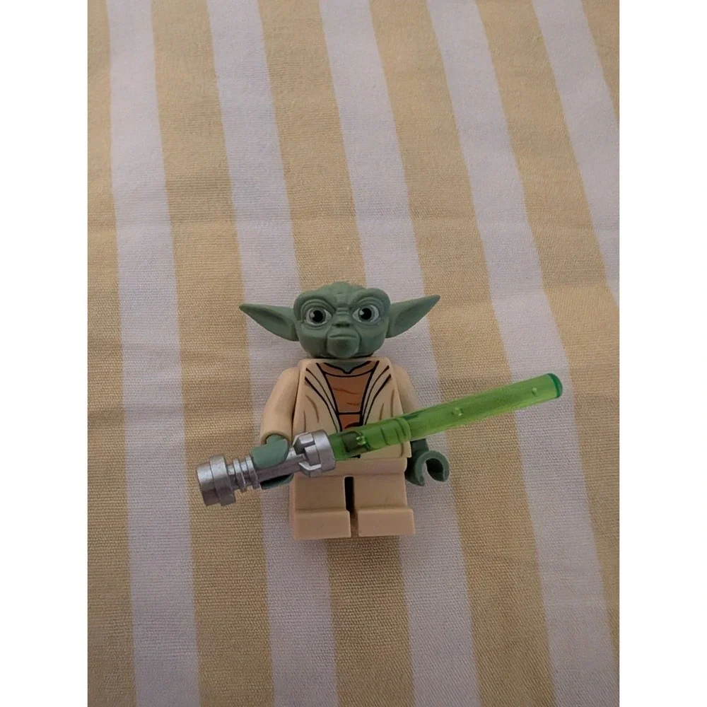 LEGO Star Wars Yoda Minifigure with Green Lightsaber Jedi Master Toy Figure